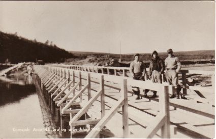 Anarjokk bru og arbeidslag 1946. Kortet er sendt fra Karasjok 1950.
