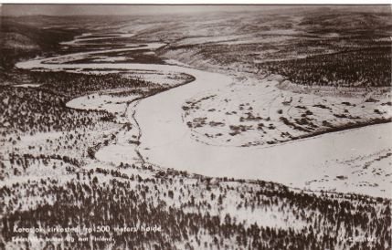 Karasjok kirkested fra 500 meters høide. Karasjokka bukter seg mot Finland. Foto: S. E. 1947.