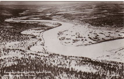 Karasjok kirkested fra 500 meters høide. Karasjokka bukter seg mot Finland. Foto: S. E. 1947.