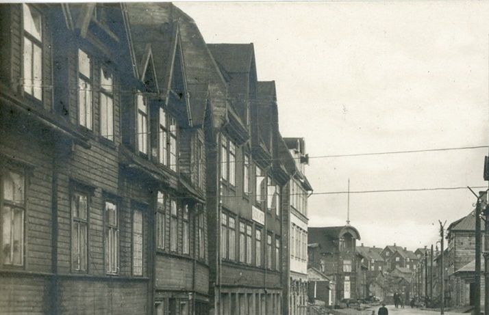 Gateparti. Kirkenes. Enerett Mangor NIlsen Nr 11. Kortet er postgått 1929 og stemplet i Ivalo, Finland.